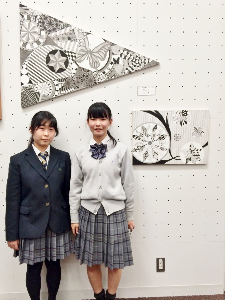 右：２年４組上田彩加 左：２年８組村口由美