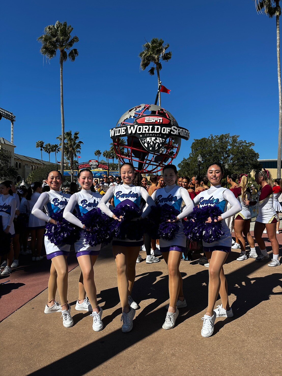 大会施設である ESPN Wide World of Sports Complex の象徴的なモニュメントの前で