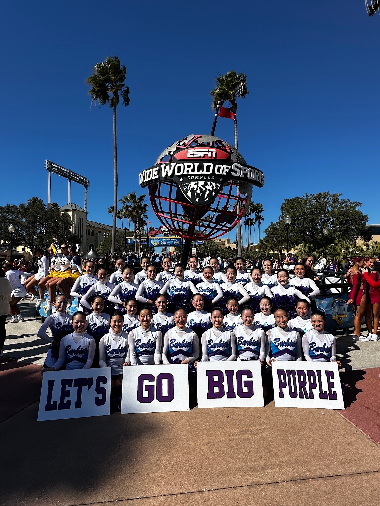 大会施設である ESPN Wide World of Sports Complex の象徴的なモニュメントの前で